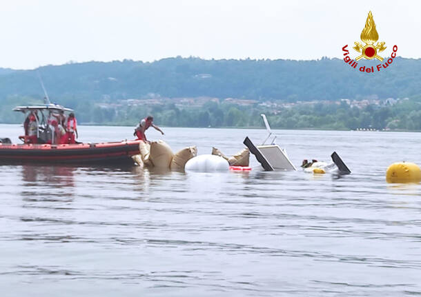 Il recupero della barca affondata nel Lago Maggiore