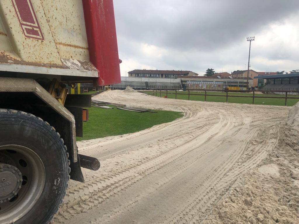 E' arrivata la sabbia allo stadio, prende forma il Campo del Palio di Legnano