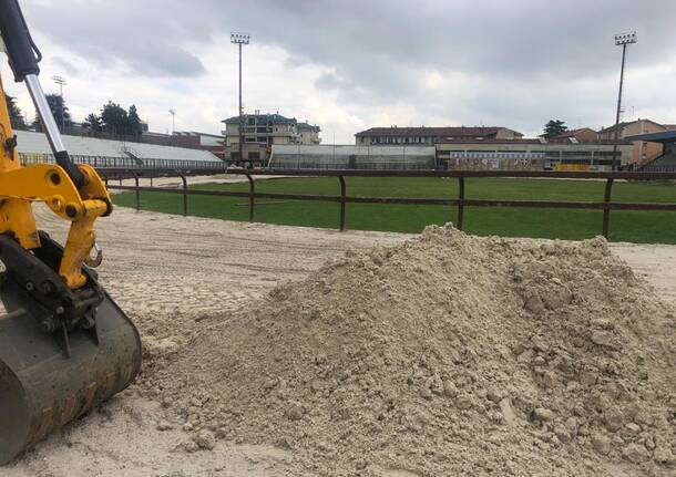 E' arrivata la sabbia allo stadio, prende forma il Campo del Palio di Legnano