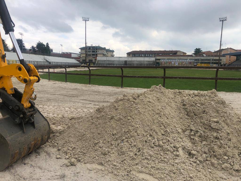 E' arrivata la sabbia allo stadio, prende forma il Campo del Palio di Legnano