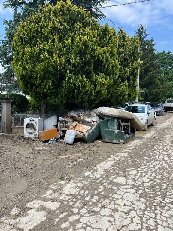 Emergenza in Emilia Romagna: Arena e un gruppo di volontari nelle terre colpite dall'alluvione