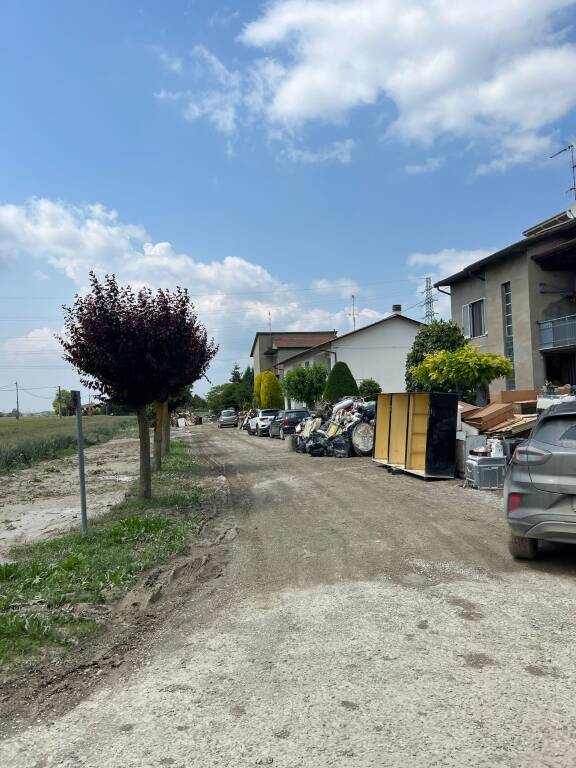 Emergenza in Emilia Romagna: Arena e un gruppo di volontari nelle terre colpite dall'alluvione
