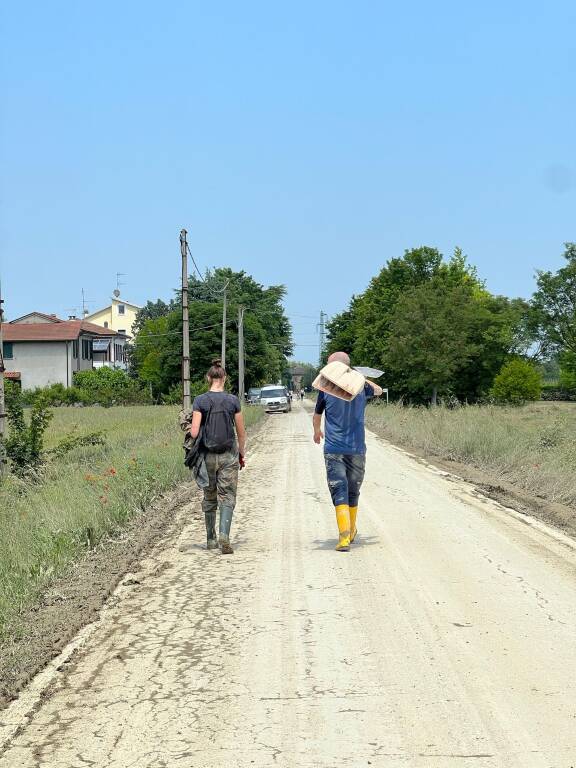 Emergenza in Emilia Romagna: Arena e un gruppo di volontari nelle terre colpite dall'alluvione