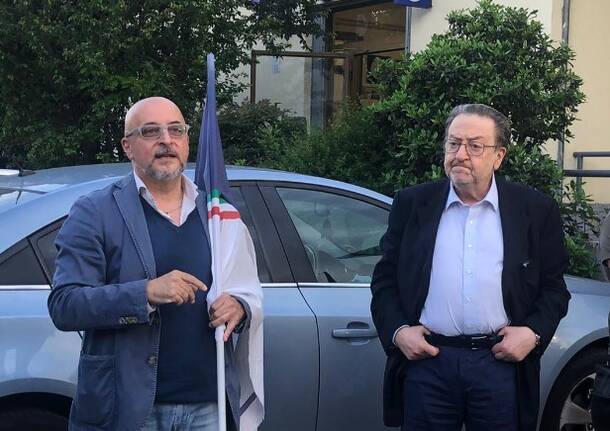 flash mob nel parcheggio della stazione di Canegrate 