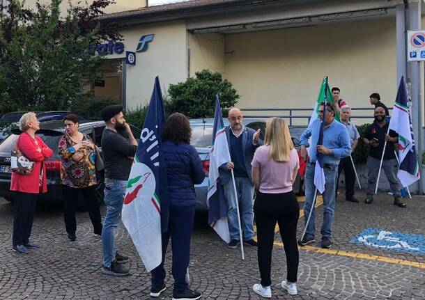 flash mob nel parcheggio della stazione di Canegrate 