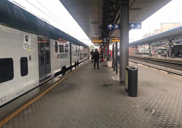 Fumo dal treno in stazione a saronno