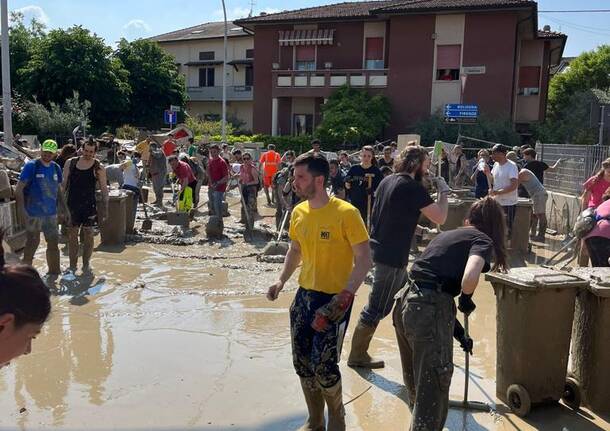 I ragazzi di Gioventù Nazionale del Milanese a Forlì per aiutare gli alluvionati