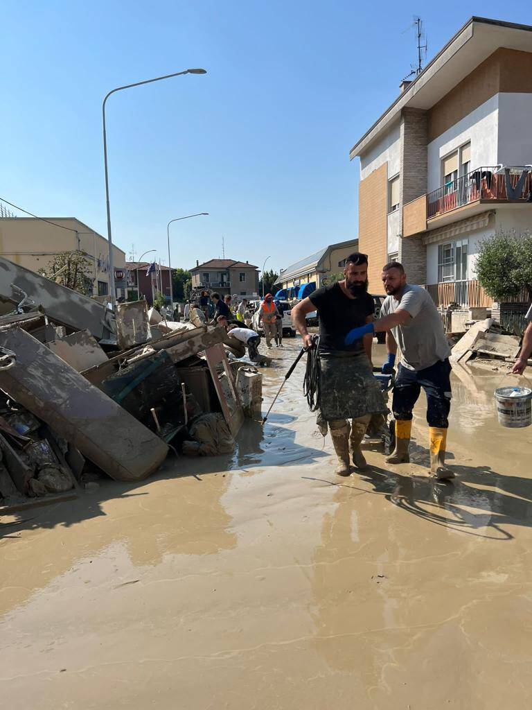 I ragazzi di Gioventù Nazionale del Milanese a Forlì per aiutare gli alluvionati