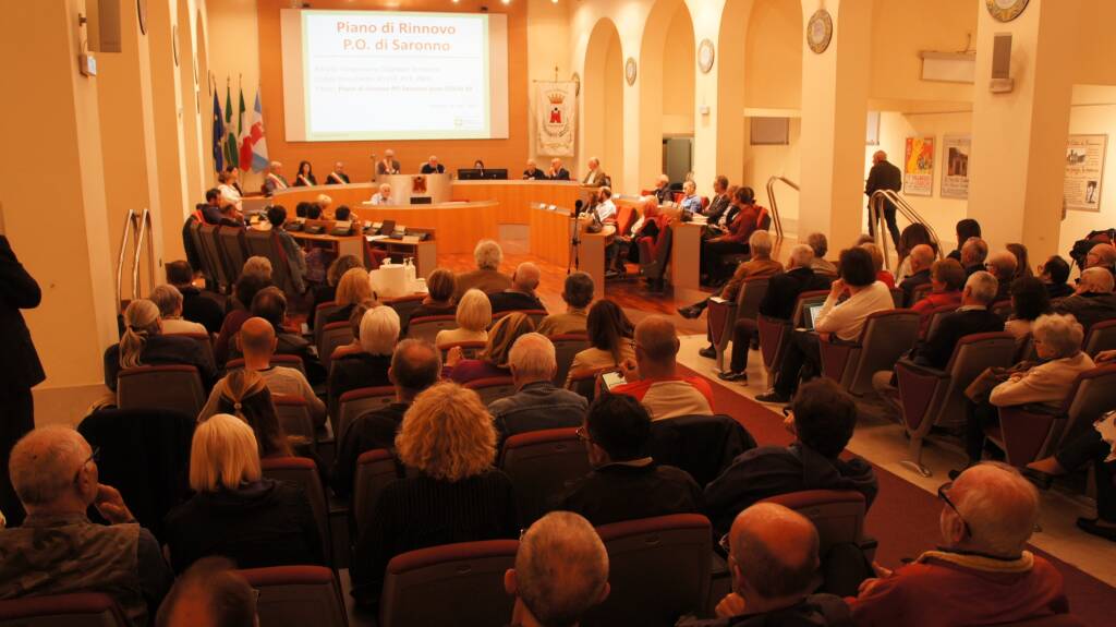 Il dibattito sul futuro dell'ospedale di Saronno riempie la sala Agostino Vanelli