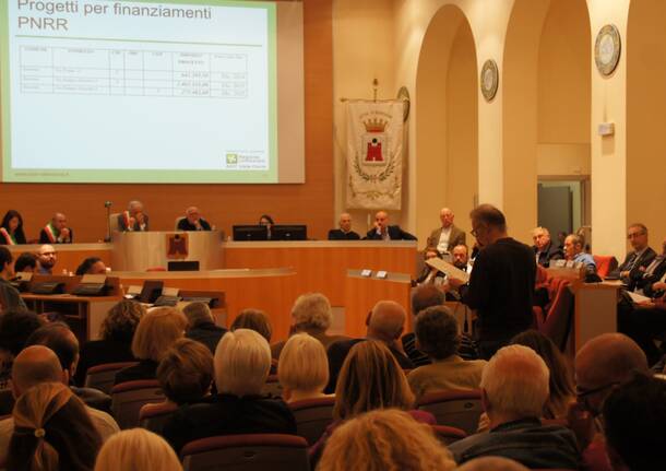 Il dibattito sul futuro dell'ospedale di Saronno riempie la sala Agostino Vanelli