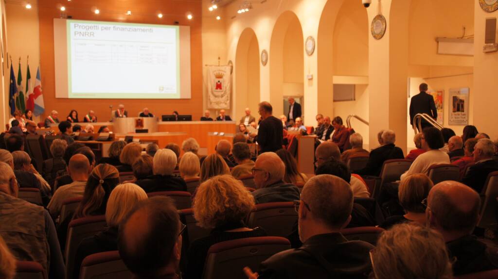 Il dibattito sul futuro dell'ospedale di Saronno riempie la sala Agostino Vanelli