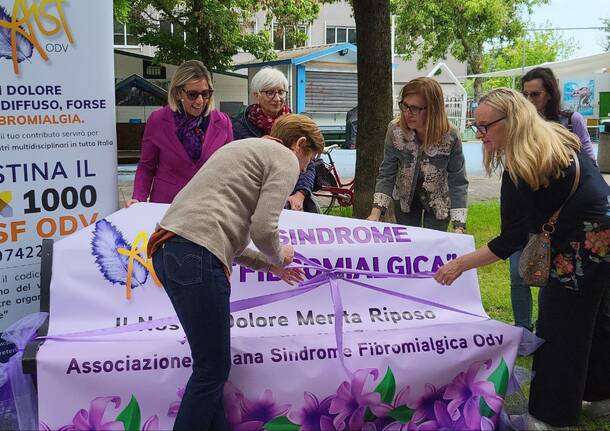 Inaugurata a Legnano una panchina viola per la fibromialgia