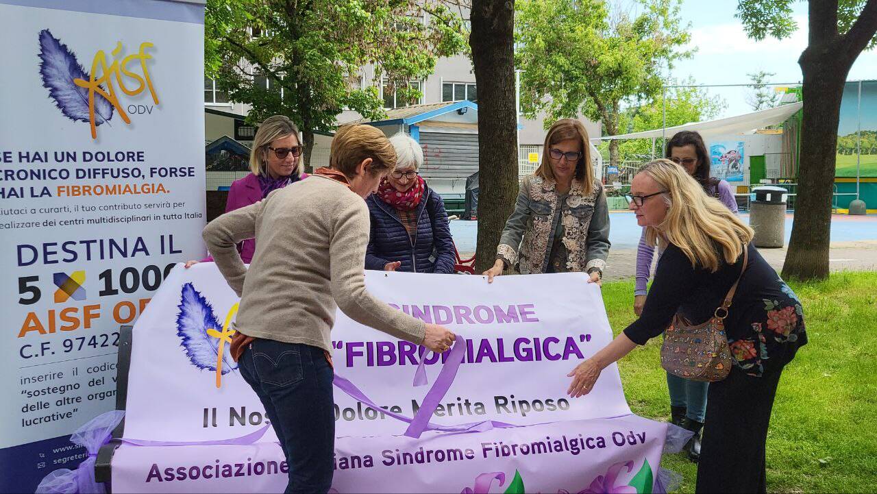 Inaugurata a Legnano una panchina viola per la fibromialgia