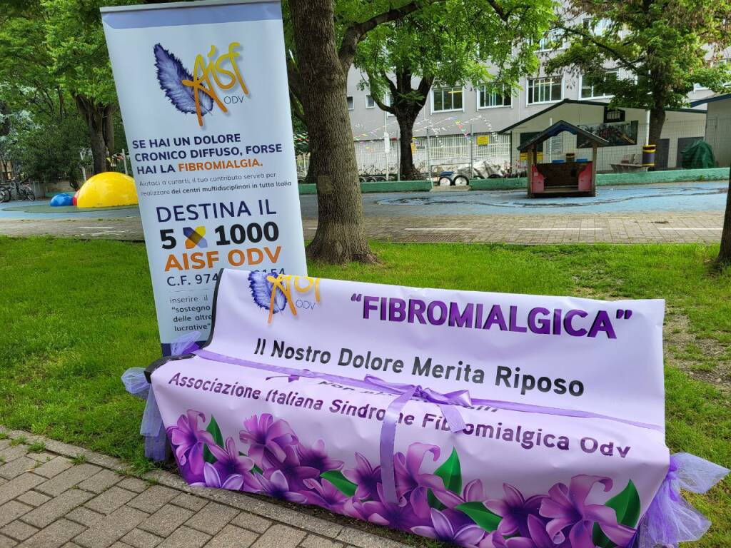 Inaugurata a Legnano una panchina viola per la fibromialgia