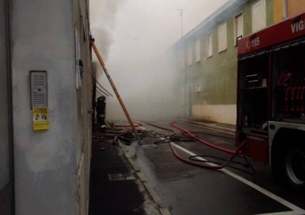 Incendio a Nerviano- in fiamme un edificio 
