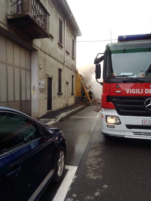 Incendio a Nerviano- in fiamme un edificio 