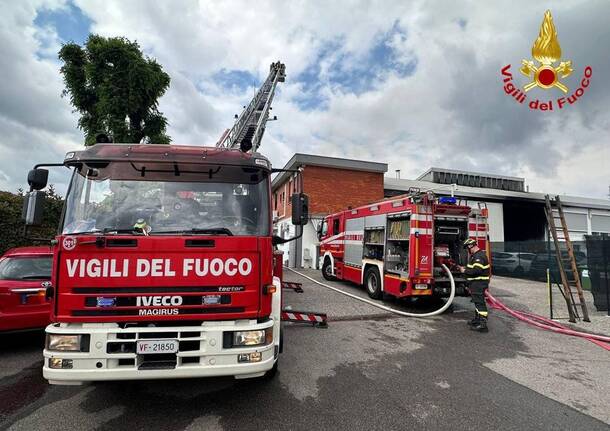 Incendio in un'officina a Ceriano Laghetto