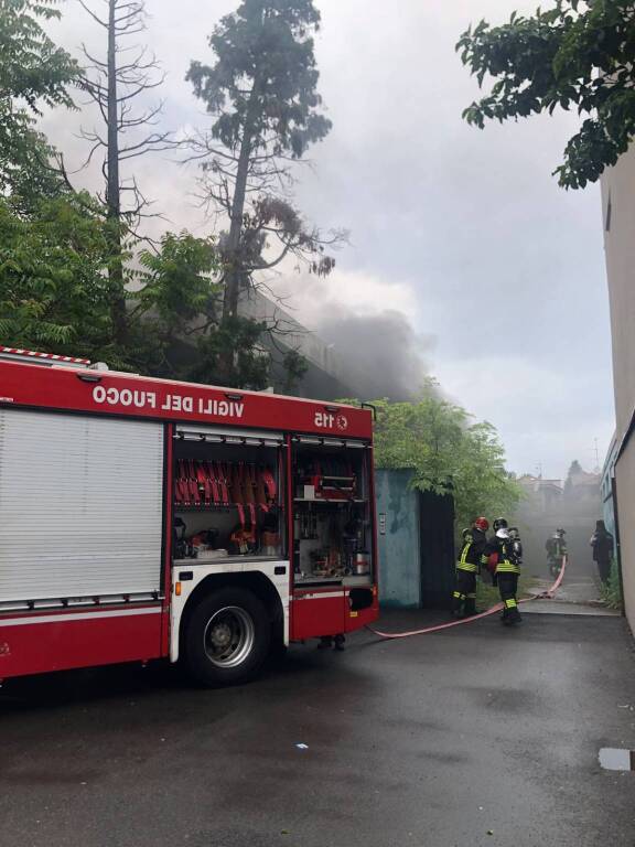 Incendio nella fabbrica dismessa in via Amicis a Parabiago