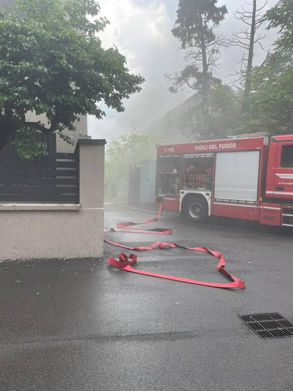 Incendio nella fabbrica dismessa in via Amicis a Parabiago