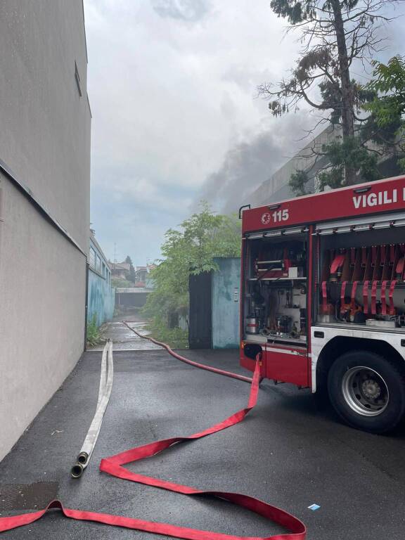 Incendio nella fabbrica dismessa in via Amicis a Parabiago