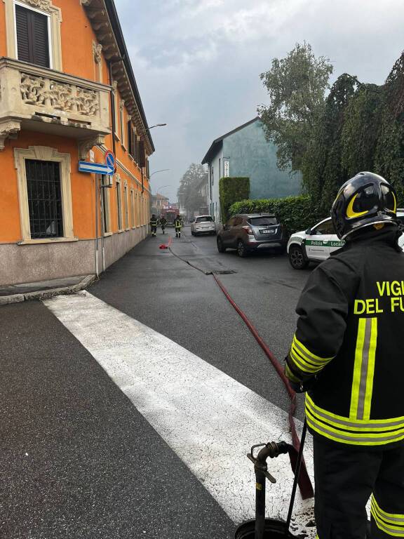 Incendio nella fabbrica dismessa in via Amicis a Parabiago