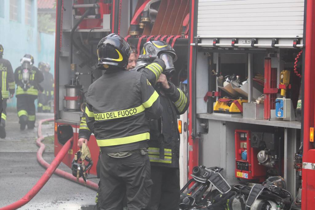 Incendio nella fabbrica dismessa in via Amicis a Parabiago