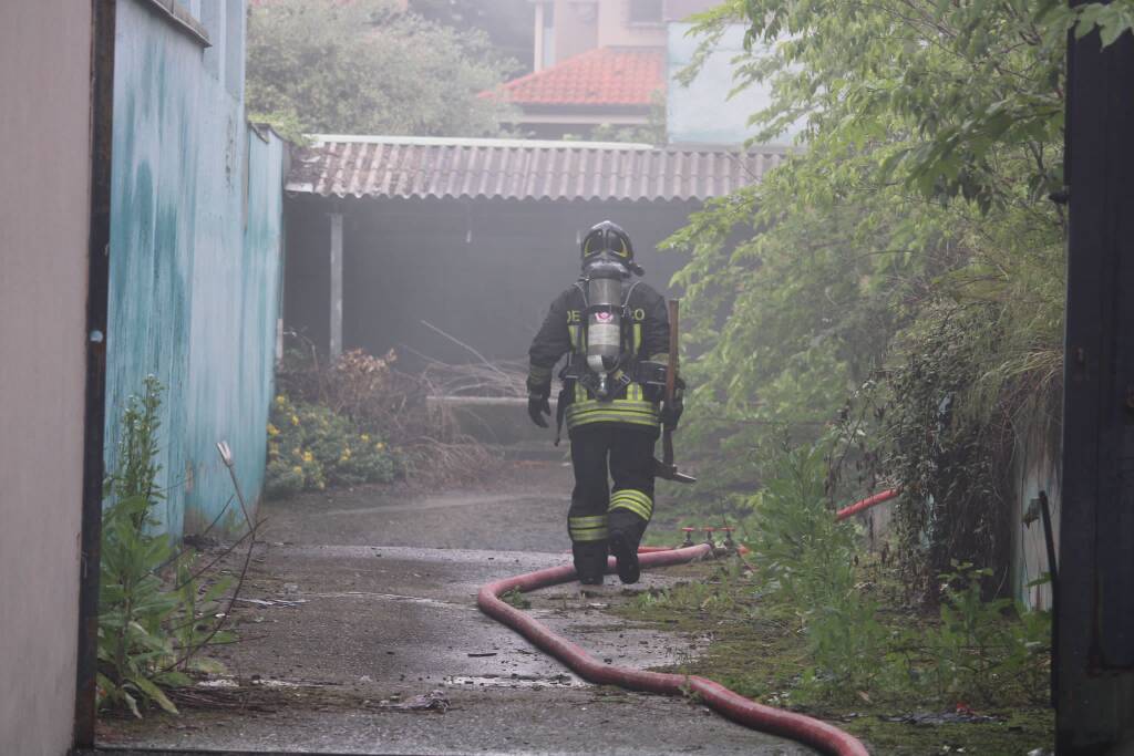 Incendio nella fabbrica dismessa in via Amicis a Parabiago