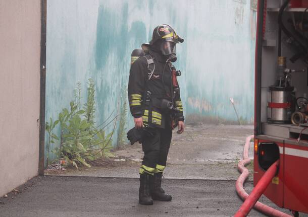 Incendio nella fabbrica dismessa in via Amicis a Parabiago