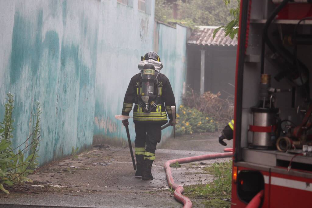 Incendio nella fabbrica dismessa in via Amicis a Parabiago