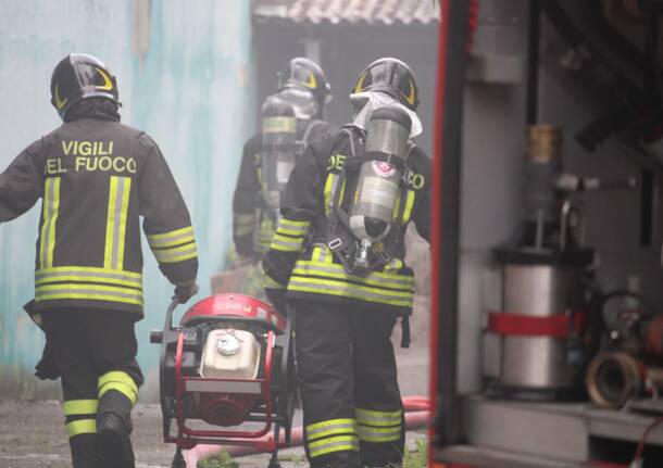 Fumo e fiamme nell’edificio dismesso in via De Amicis a Parabiago