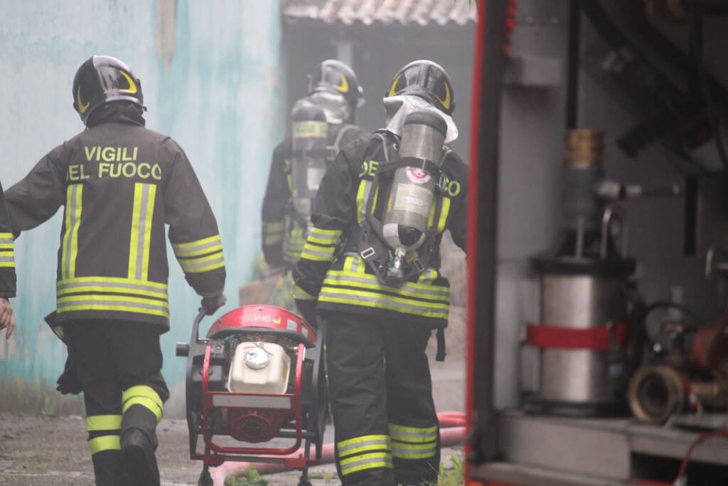 Incendio nella fabbrica dismessa in via Amicis a Parabiago