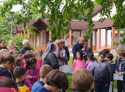 L’Istituto Maria Ausiliatrice inaugura a Castellanza la “Panchina della lettura” 