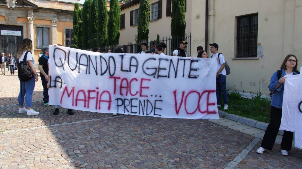 La marcia della legalità riempie di studenti le strade del centro di Saronno