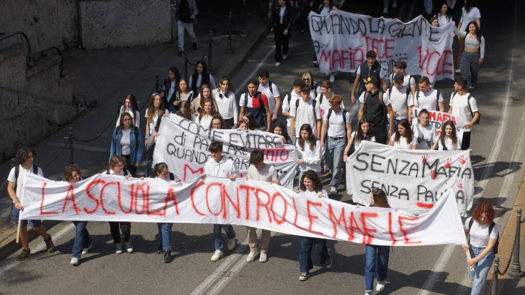 La marcia della legalità riempie di studenti le strade del centro di Saronno