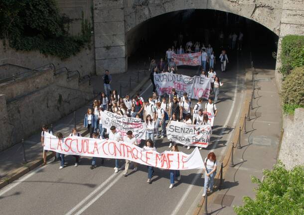 La marcia della legalità riempie di studenti le strade del centro di Saronno