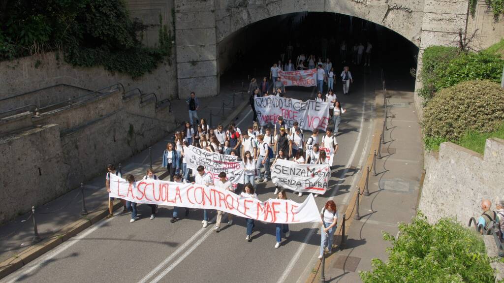 La marcia della legalità riempie di studenti le strade del centro di Saronno