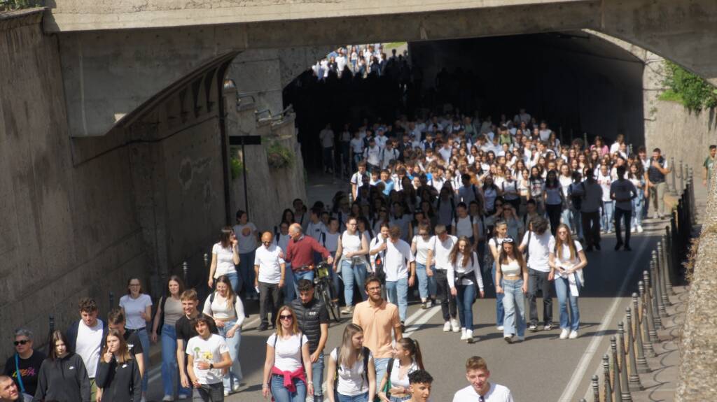 La marcia della legalità riempie di studenti le strade del centro di Saronno