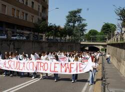 La marcia della legalità riempie di studenti le strade del centro di Saronno