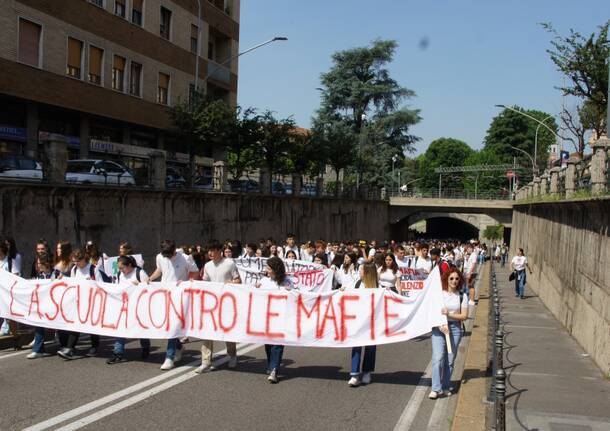 La marcia della legalità riempie di studenti le strade del centro di Saronno