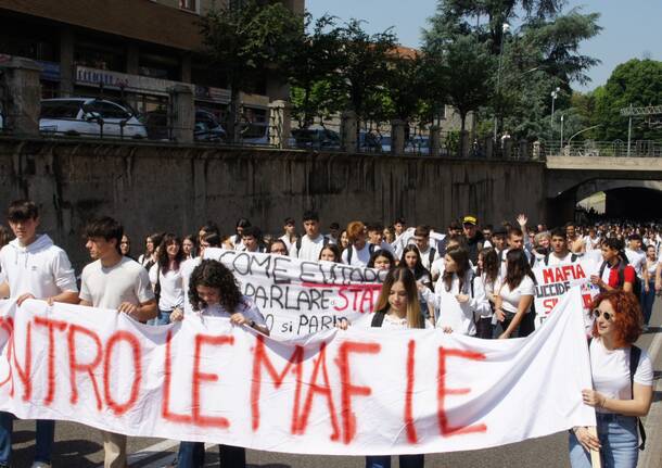 La marcia della legalità riempie di studenti le strade del centro di Saronno