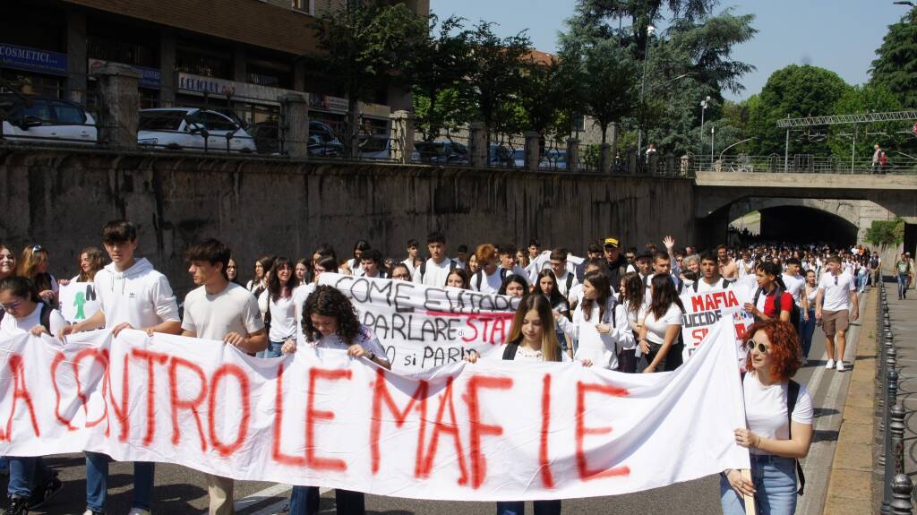 La marcia della legalità riempie di studenti le strade del centro di Saronno