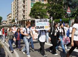 La marcia della legalità riempie di studenti le strade del centro di Saronno