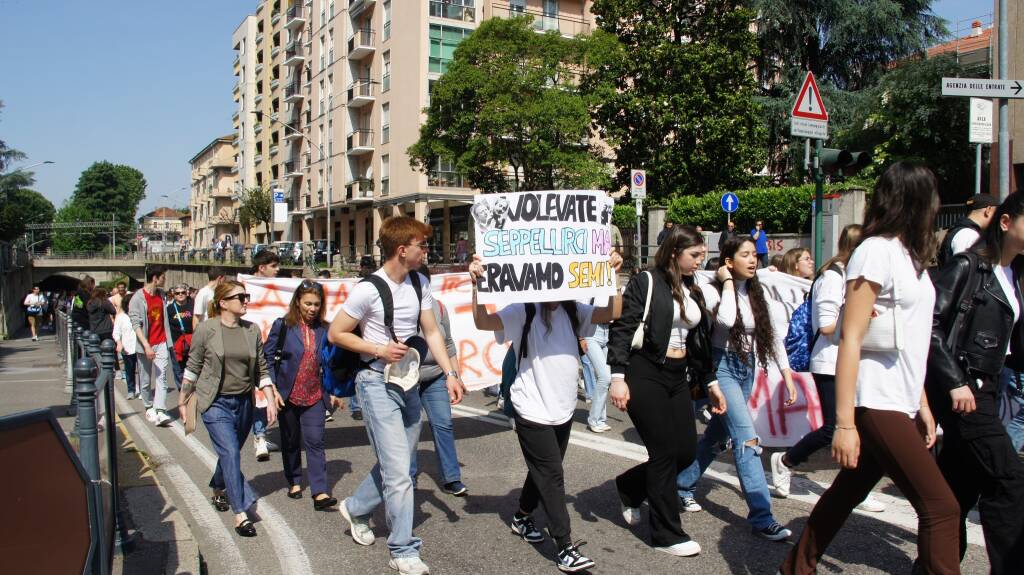 La marcia della legalità riempie di studenti le strade del centro di Saronno