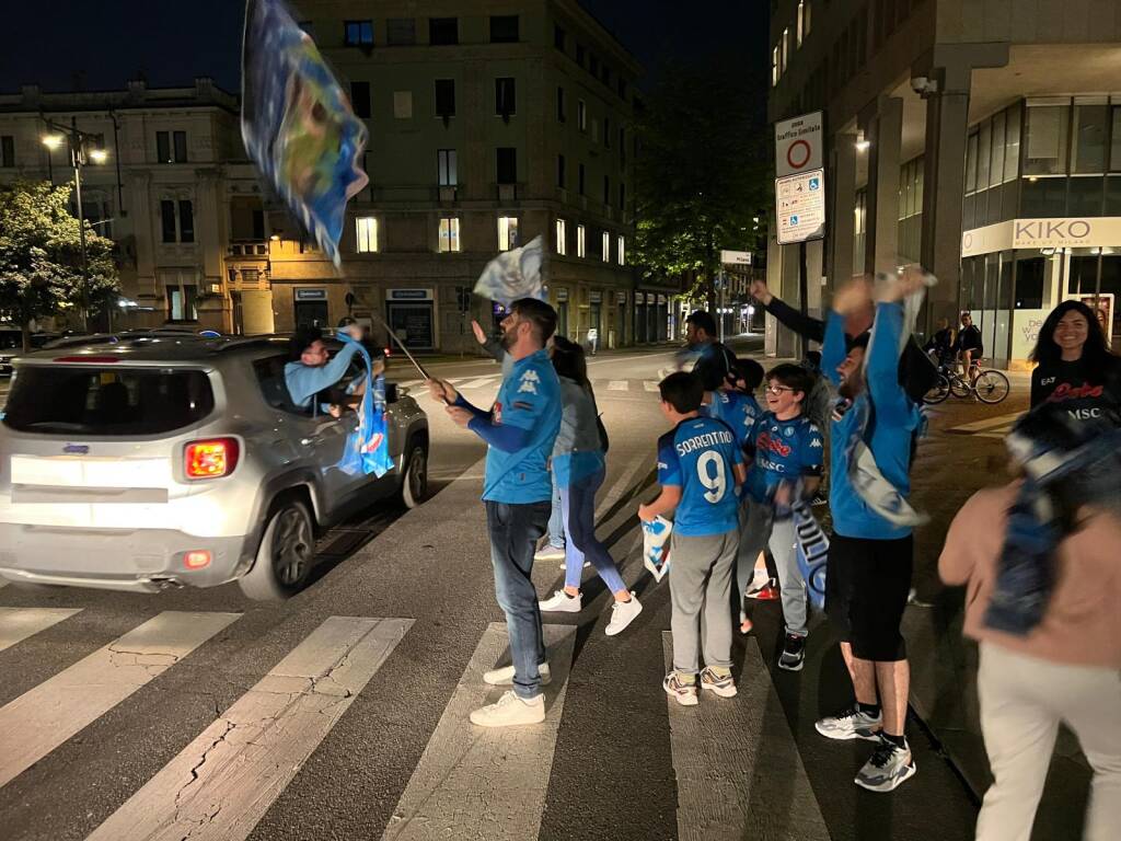 Lo Scudetto è del Napoli, esplode anche nel Varesotto la festa dei tifosi