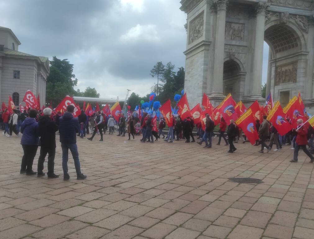 Mobilitazione sotto l'arco della pace, a Milano sindacalisti anche di Legnano