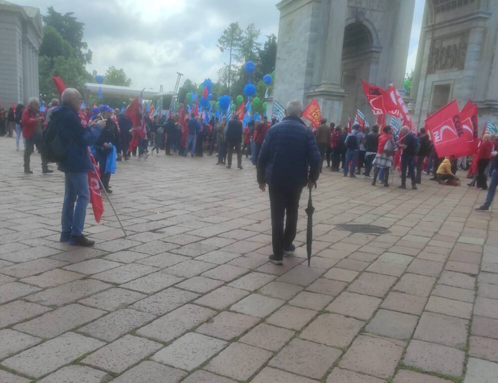 Mobilitazione sotto l'arco della pace, a Milano sindacalisti anche di Legnano