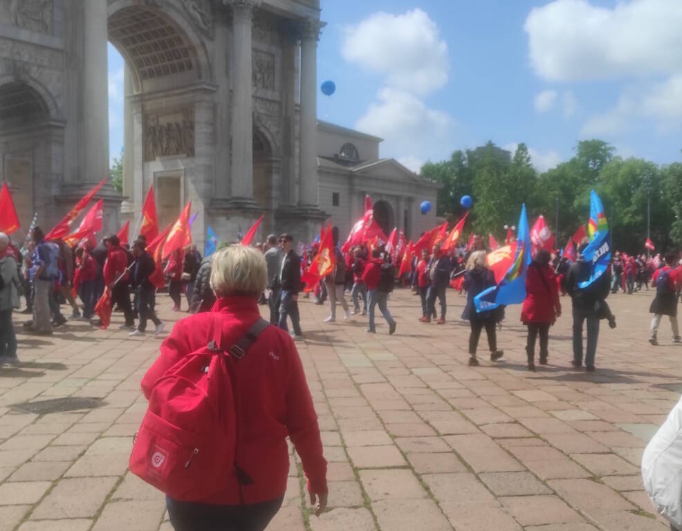 Mobilitazione sotto l'arco della pace, a Milano sindacalisti anche di Legnano