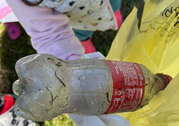 Plogging nel bosco per i bambini dell'asilo di Lissago