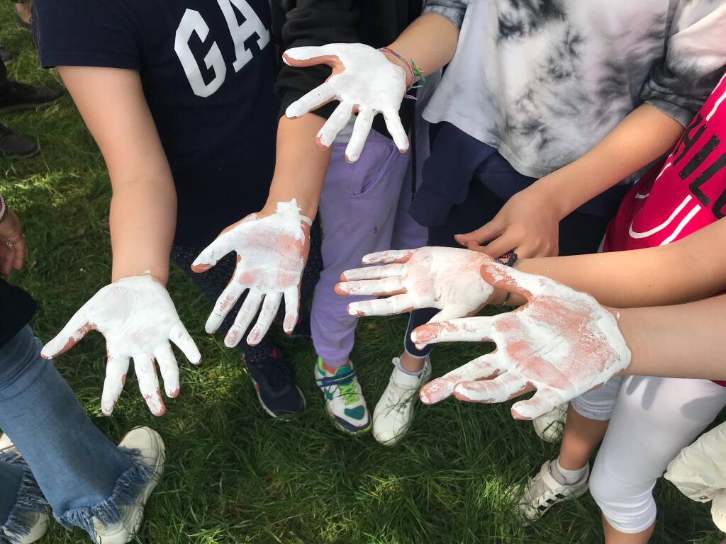 Saronno inaugura una panchina azzurra nel nome dei diritti dell'infanzia 