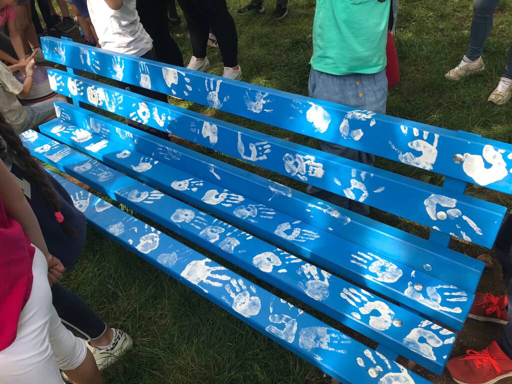 Saronno inaugura una panchina azzurra nel nome dei diritti dell'infanzia 